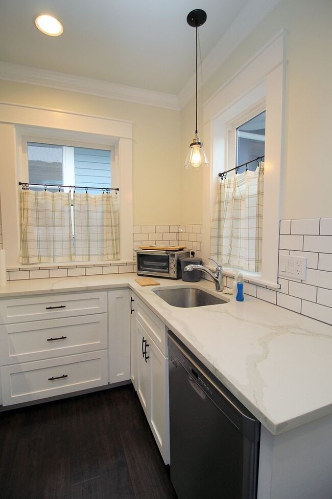 Building Photo - FULLY FURNISHED Spacious ADU Located in the heart of Portland's Historic Laurelhurst Neighborhood!