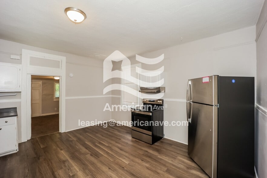 Building Photo - 610 De Groat St