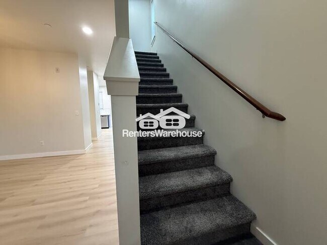 Building Photo - Modern condo, conveniently located!