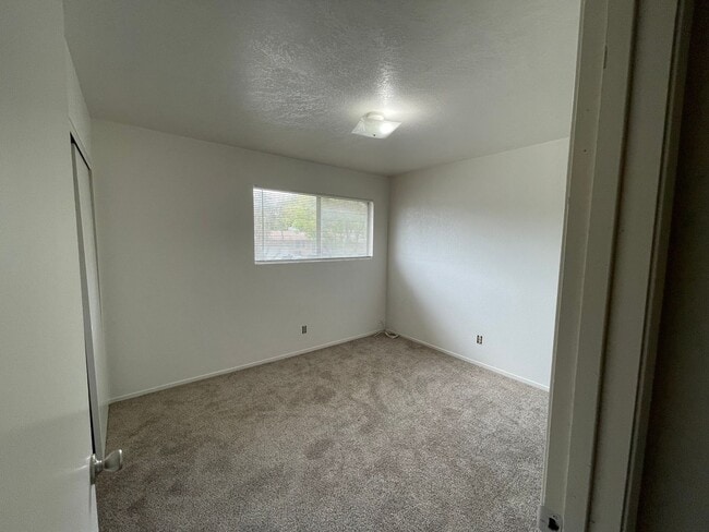 Building Photo - Charming Townhouse (2 Bed / 1.5 Bath)