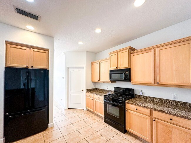 Building Photo - Beautiful 3/2 in Winding Cove with large f...