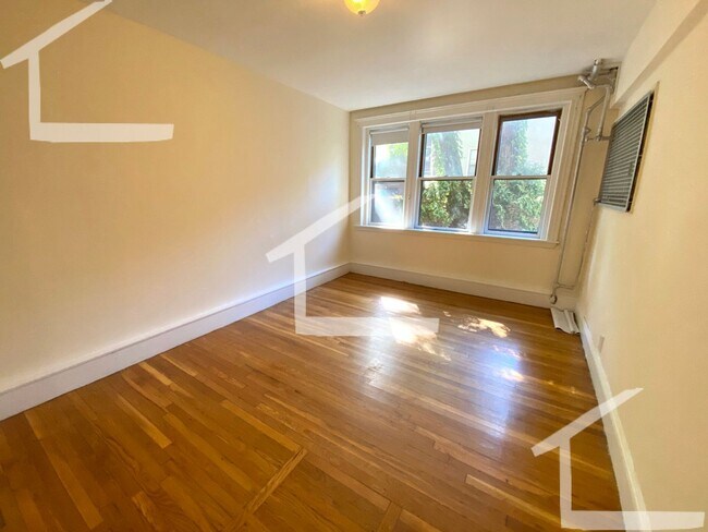 Building Photo - Large 2 Bed Available NOW!!!