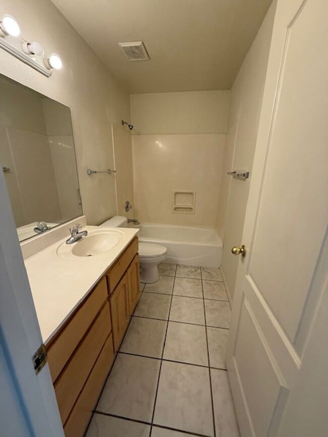 Building Photo - Occupied Do Not Disturb Tenant 3 Bedroom Plus Den & 2 Bath home Contact Property Pros Property Ma...