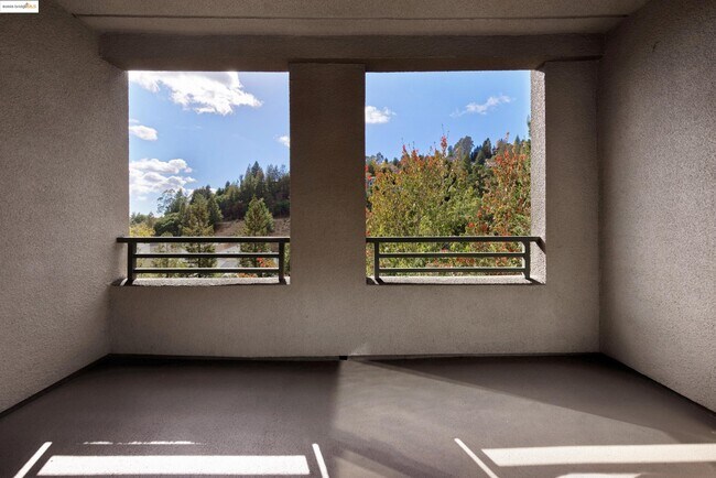 Building Photo - 220 Caldecott Ln