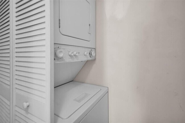 Building Photo - 4850 SW 63rd Terrace