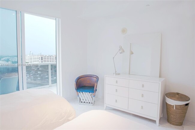 Building Photo - 15811 Collins Ave