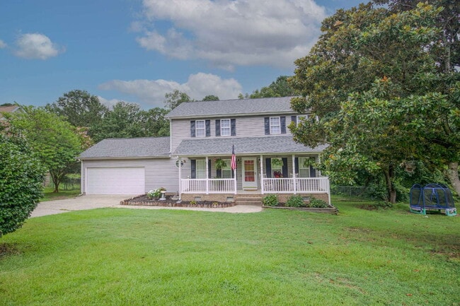 Building Photo - Charming 3 Bedroom, 2,5 Bath home with hug...