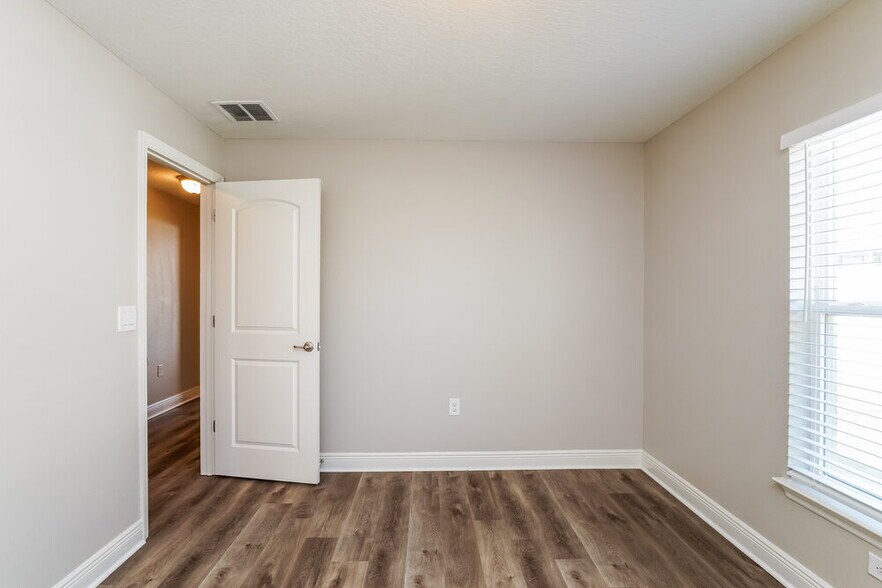 Building Photo - 900 Chestnut Dr
