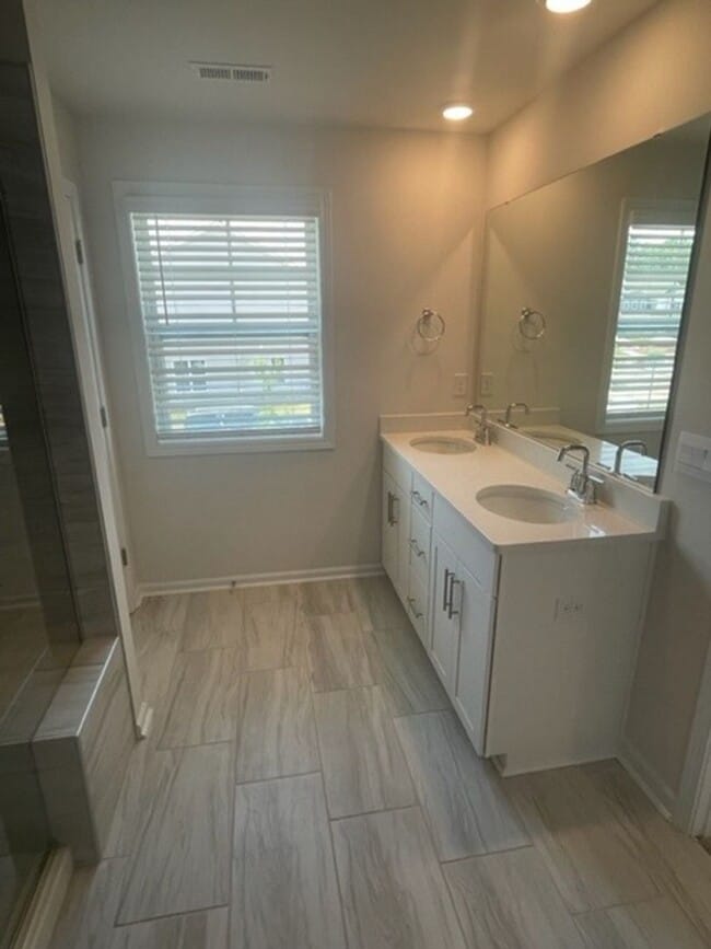 Building Photo - Beautiful 3BR 2.5BA Townhome w/ 1 Car Garage • Updated Kitchen in Huntersville