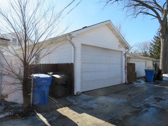 Building Photo - 6948 W Wellington Ave