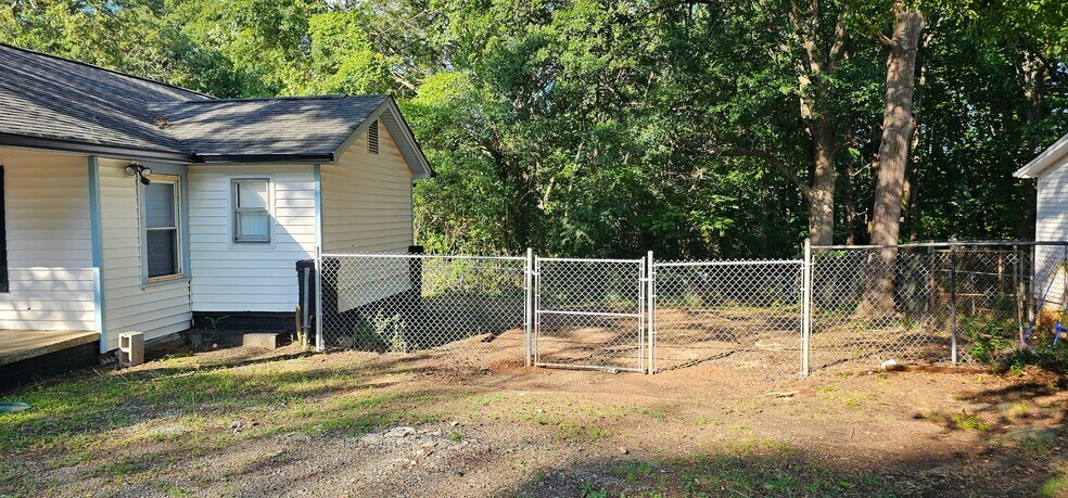 Building Photo - 1040 East Dr