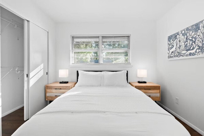 Building Photo - 814 Holiday Ave