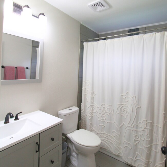 Building Photo - 3 Bedroom with extra Office Space Availabl...