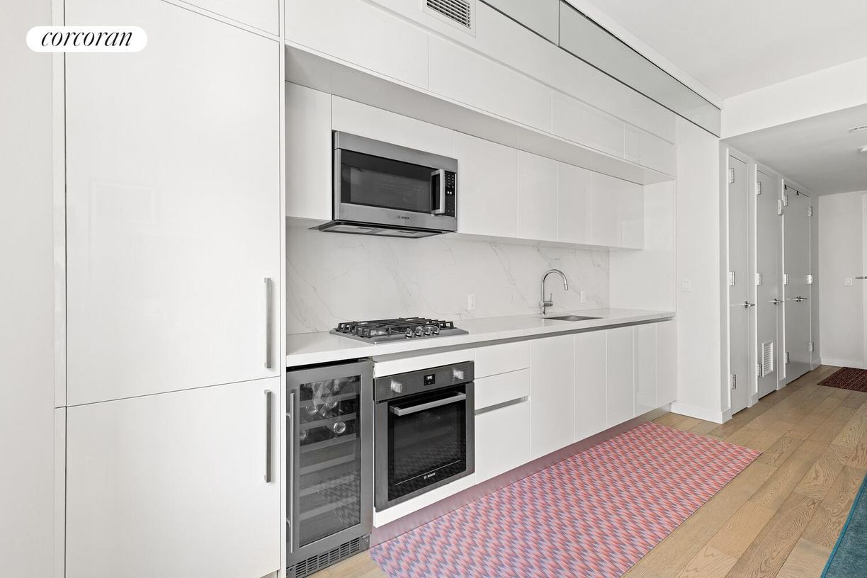 Building Photo - 505 W 43rd St