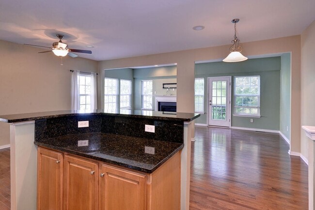 Building Photo - End unit Townhome in Riverwalk Townes