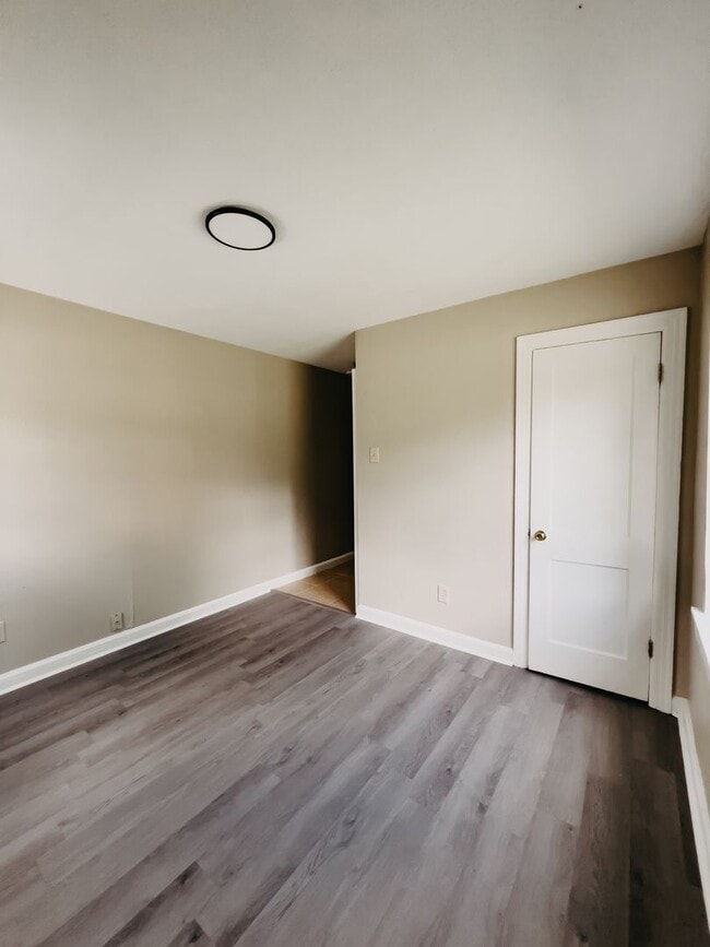 Building Photo - 1 Bedroom Duplex