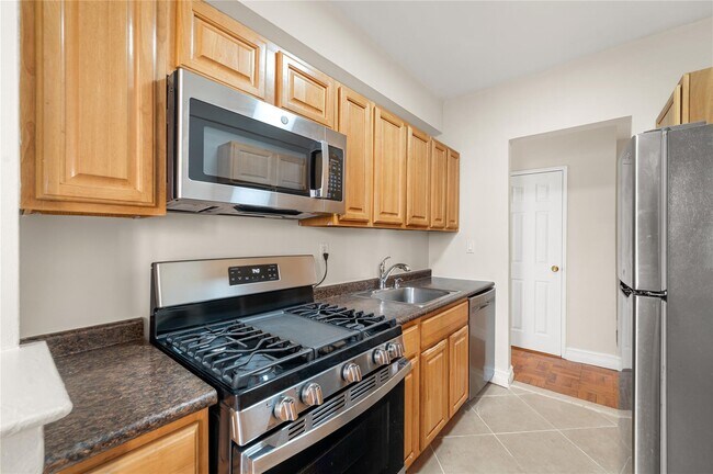 Building Photo - 3 Sadore Ln