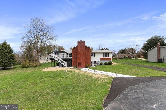 Building Photo - 5 Orchard Pl