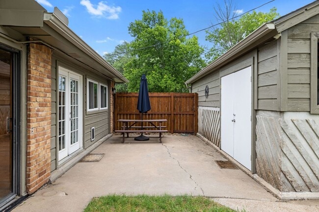 Building Photo - 1222 Haines Dr