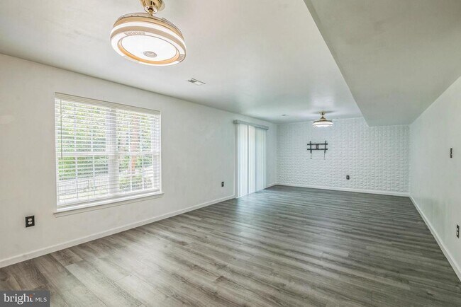 Building Photo - 3003 Mediterranean Dr