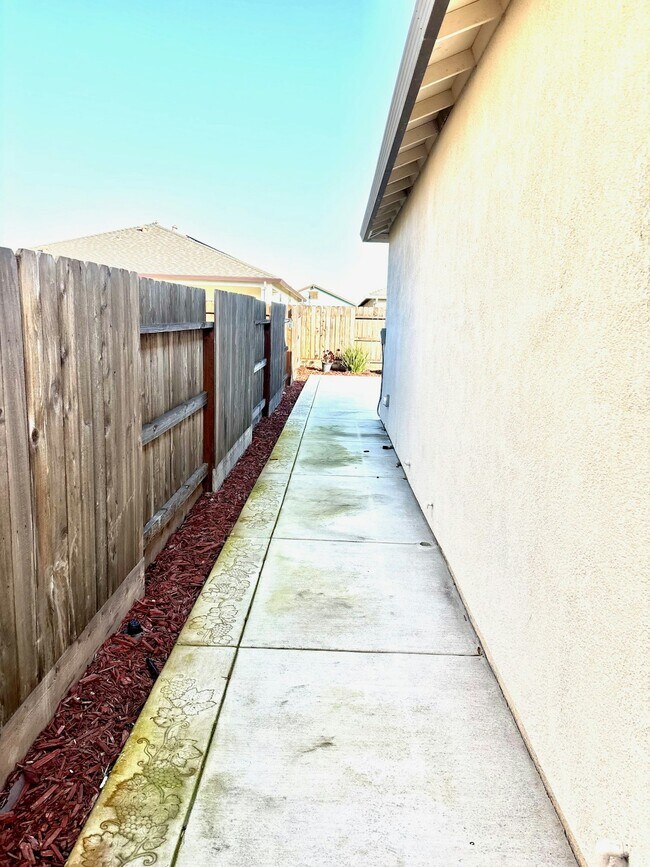 Building Photo - 10424 Skynyrd Way