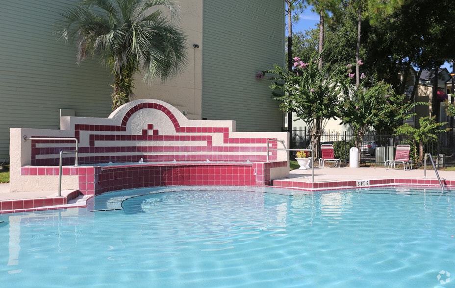 Pool - Park Apartments