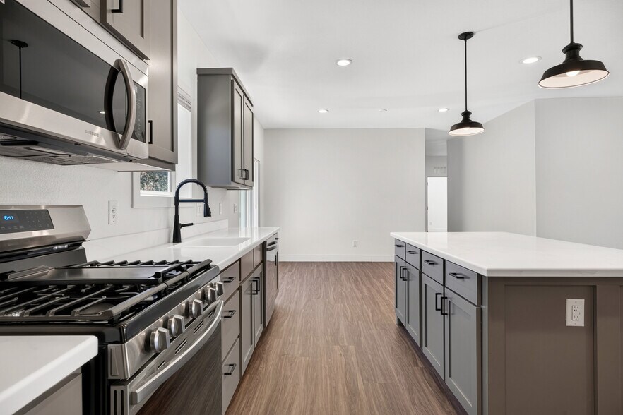 Building Photo - 464 Jessop Ave