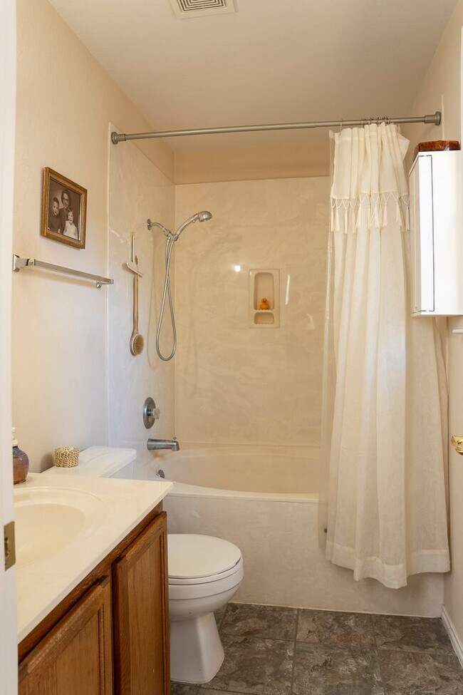 Building Photo - Fully Furnished South Austin Home - Rivers...