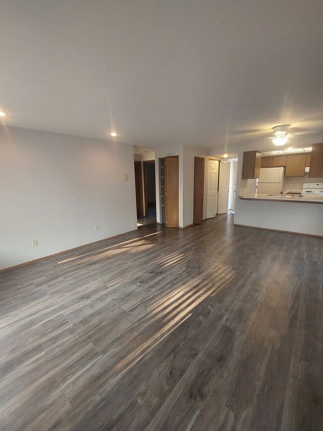 Building Photo - Great Two Bedroom in Central Location