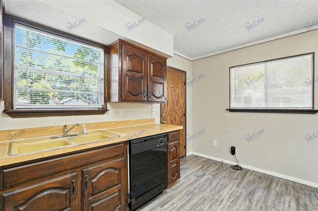 Building Photo - 1605 Maple Dr