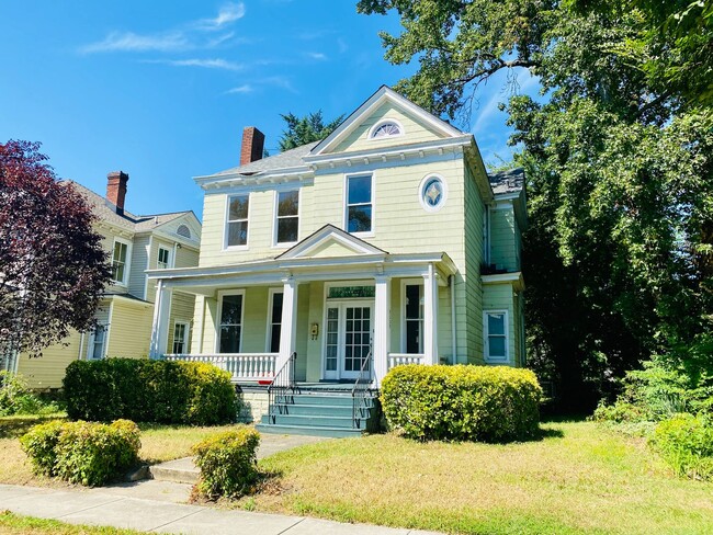 Building Photo - Gorgeous 3 bdrm/2.5 bath newly renovated h...