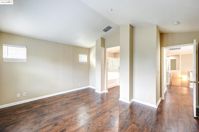 Building Photo - 220 Whispering Oaks Ct