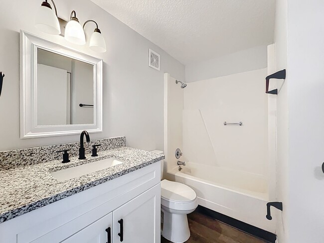 Building Photo - Renovated 2 Bedroom 1 Bathroom Apartment |...