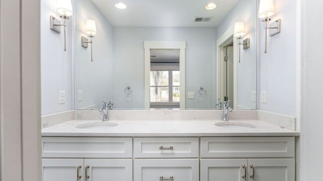 Building Photo - 3 Bedroom 3 Bath House in Parish Place - M...