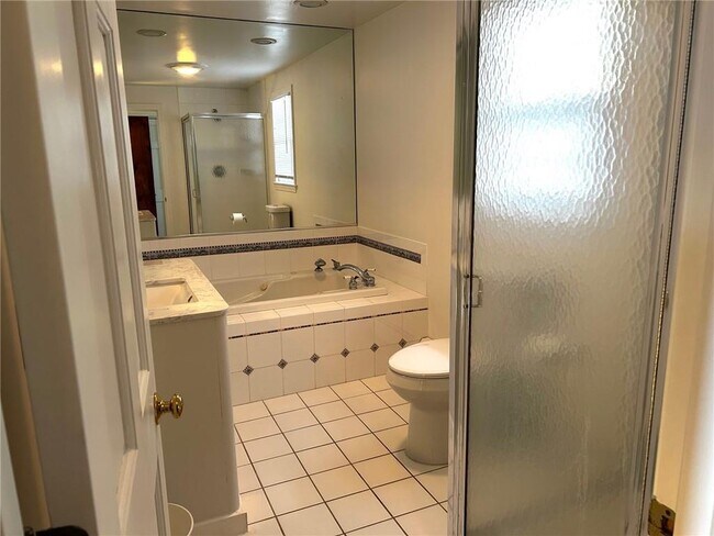 Building Photo - 123 Border Ave