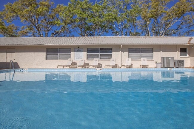 Building Photo - Armature Lake- 2/2