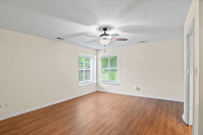 Building Photo - Spacious 4-Bedroom Home in a Prime Locatio...