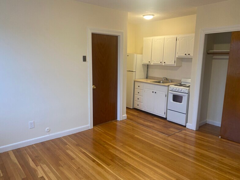 Primary Photo - 172 N Beacon St