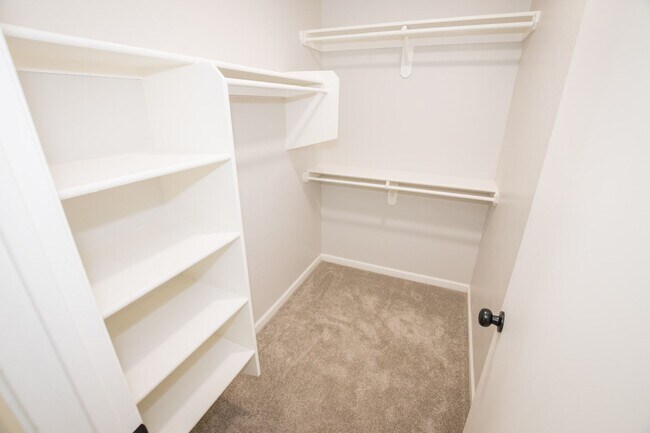 Building Photo - 4 Bedroom, 2 Bath, Split Floor Plan, 2 Car Garage, Central A/C