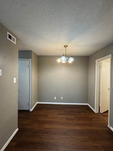 Building Photo - 2501 Mission Hill Dr