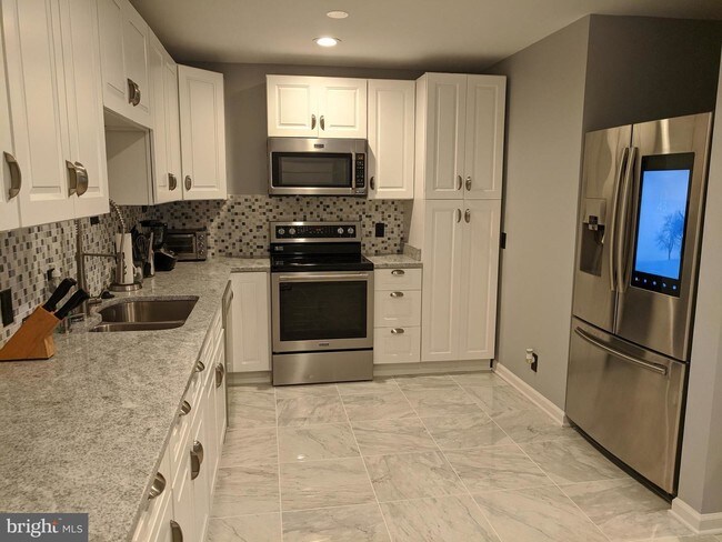 Building Photo - 10 E Lee St