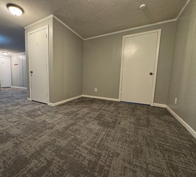 Building Photo - Stunning 3 Bedroom 2 Bathroom Home in Burn...