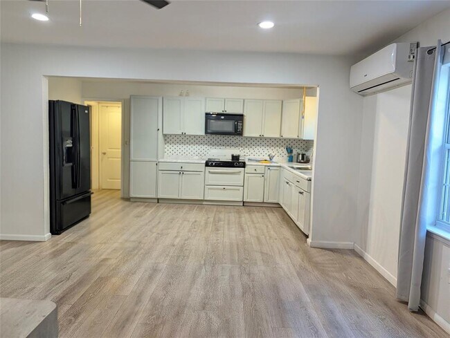 Building Photo - 10801 W Lakeview Dr