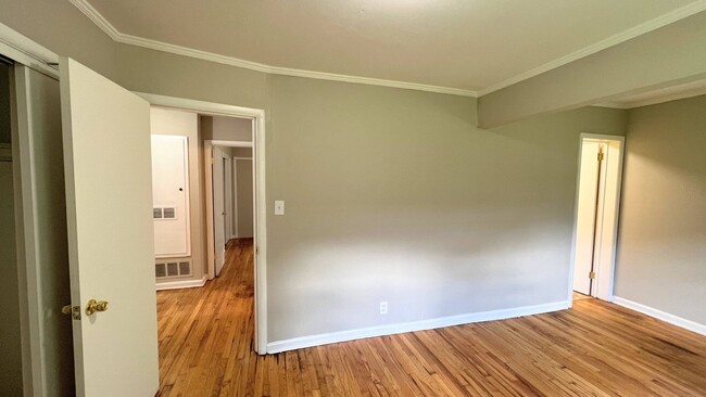 Building Photo - Hello Gorgeous !! 3- bedroom just waiting ...