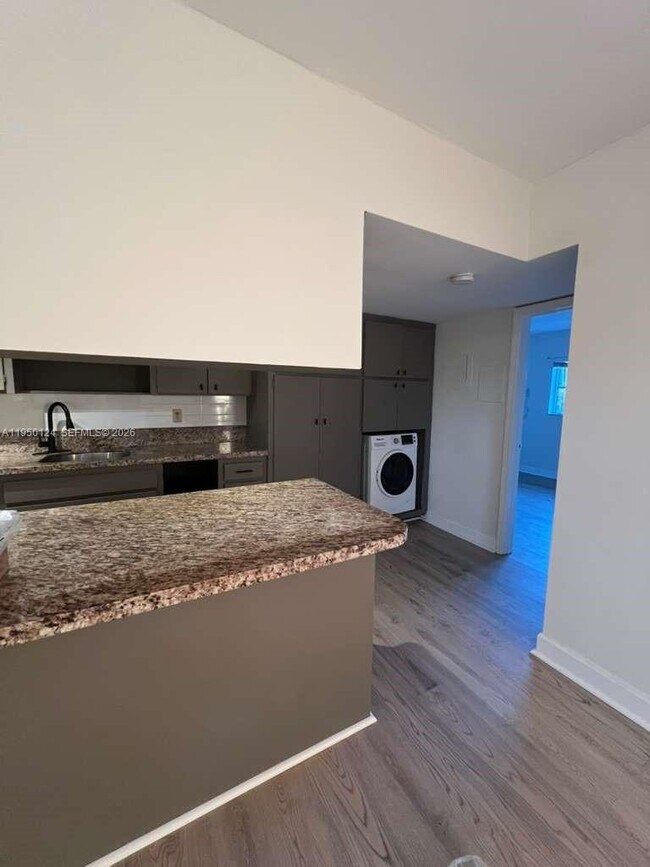 Building Photo - 1100 NE 9th Ave