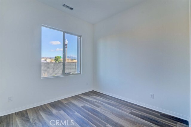 Building Photo - 130 Spectacle