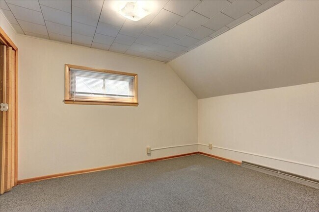 Building Photo - 1803 11th St E