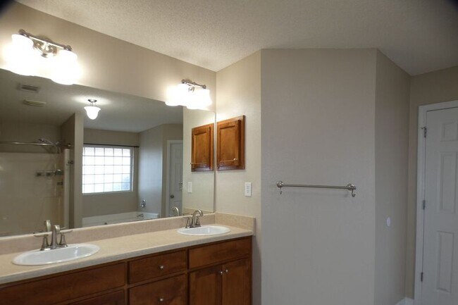 Building Photo - 4766 Thousand Oaks Blvd