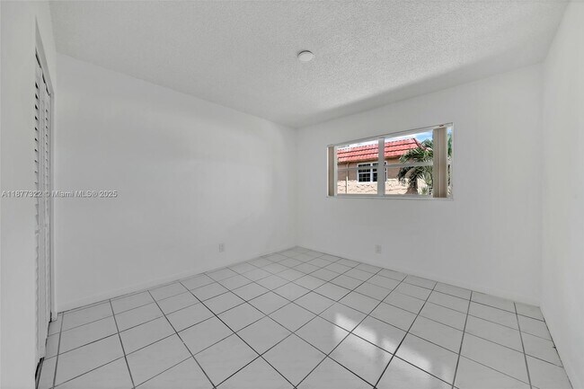 Building Photo - 751 Pine Dr