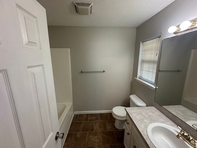 Building Photo - Spacious 3-Bedroom Home in the Heart of Cabot!